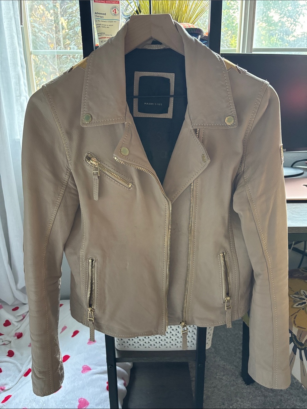 MAURITIUS Women's Beige Leather Jacket with Gold Star Embellishments - Picture 8 of 16